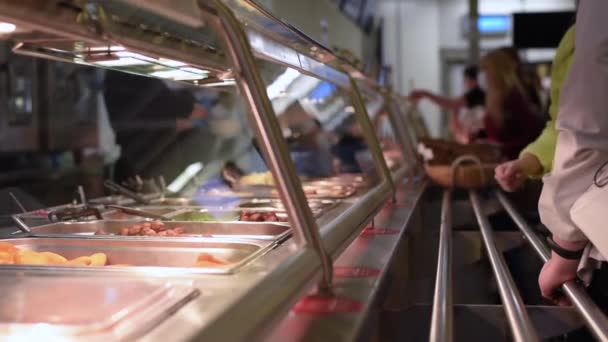 Voedseldistributie in de eetkamer. In de rij voor een portie voedsel. — Stockvideo
