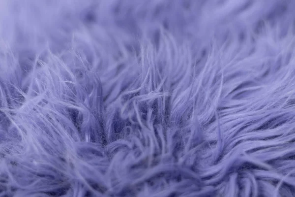 Paars zacht bont voor achtergrond of textuur. Fluffy blauwe bont deken. De kleur van 2022 zeer peri. Vlakke lay, bovenaanzicht, kopieerruimte — Stockfoto