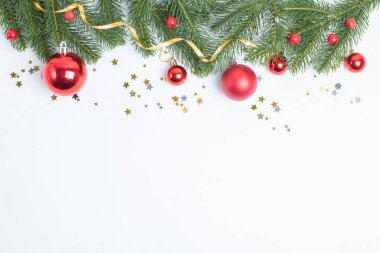 Noel kompozisyonu, beyaz arka planda Noel ağacı dalları ve Noel ağacı oyuncakları izole edilmiştir.