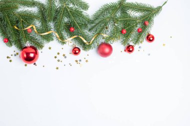 Noel kompozisyonu, beyaz arka planda Noel ağacı dalları ve Noel ağacı oyuncakları izole edilmiştir.