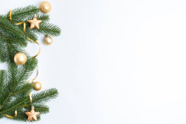 Noel kompozisyonu, beyaz arka planda Noel ağacı dalları ve Noel ağacı oyuncakları izole edilmiştir.