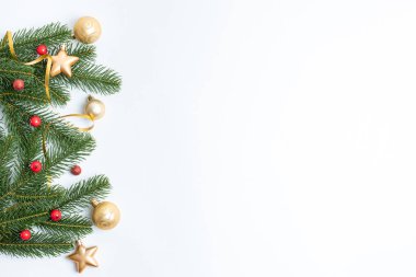 Noel kompozisyonu, beyaz arka planda Noel ağacı dalları ve Noel ağacı oyuncakları izole edilmiştir.