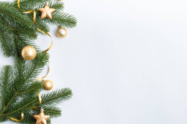 Noel kompozisyonu, beyaz arka planda Noel ağacı dalları ve Noel ağacı oyuncakları izole edilmiştir.