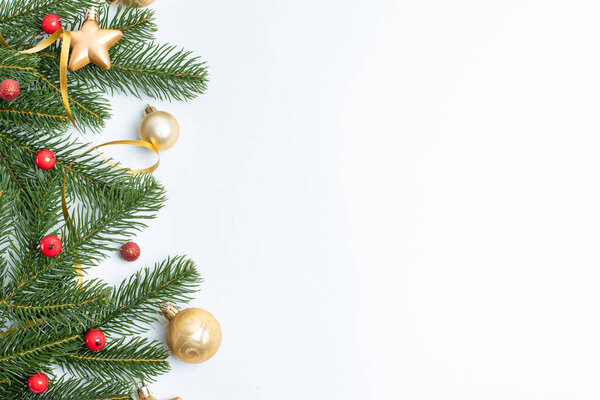 Изолирована рождественская композиция, рамка ветвей елки и игрушек на белом фоне