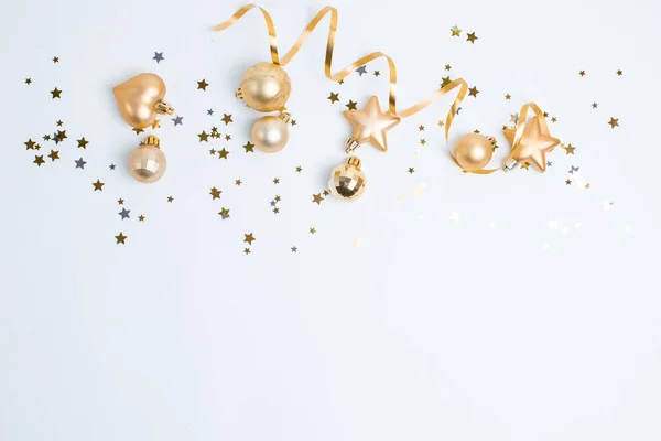 Weihnachtskomposition Aus Goldenem Spielzeug Und Bändern Auf Weißem Hintergrund Stockfoto