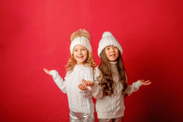 Niñas Coger Nieve Sobre Fondo Rojo — Foto de Stock