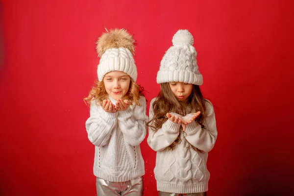 Niñas Soplando Nieve Sobre Fondo Rojo — Foto de Stock