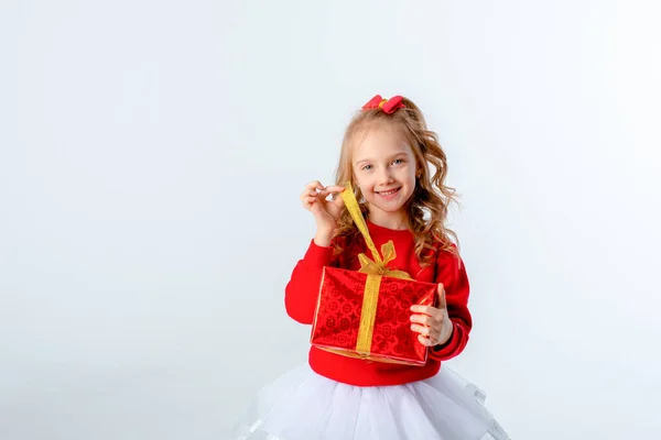 Niña Sosteniendo Regalo Sobre Fondo Blanco — Foto de Stock