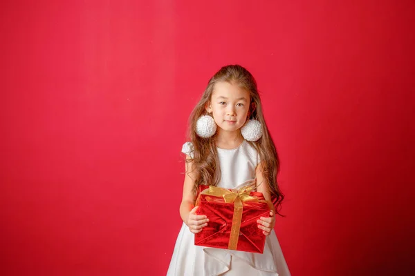 Asiática Niña Celebración Regalo Rojo Fondo — Foto de Stock