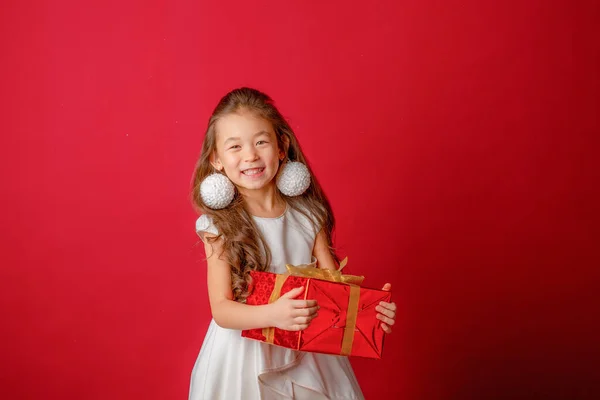 Asiatico Bambina Holding Regalo Rosso Sfondo — Foto Stock