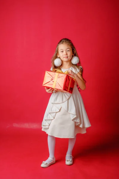 Asiática Niña Celebración Regalo Rojo Fondo — Foto de Stock