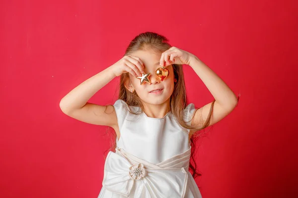 Chica Asiática Sosteniendo Juguetes Árbol Navidad Sobre Fondo Rojo — Foto de Stock