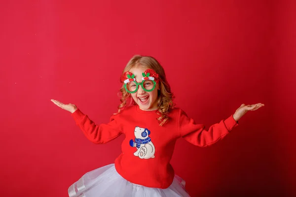 Bambina Uno Sfondo Rosso Occhiali Natale Carnevale — Foto Stock