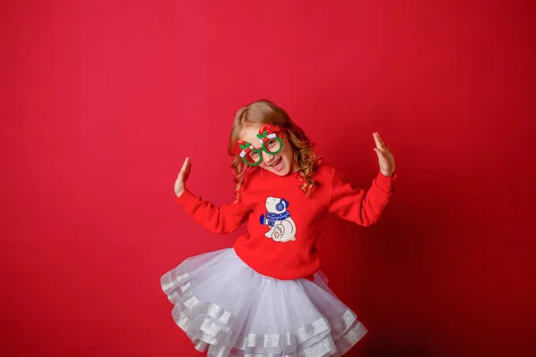 Niña Sobre Fondo Rojo Gafas Navidad Carnaval — Foto de Stock