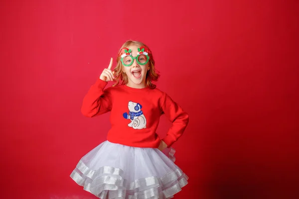 Niña Rojo Fondo Gafas Navidad Carnaval — Foto de Stock