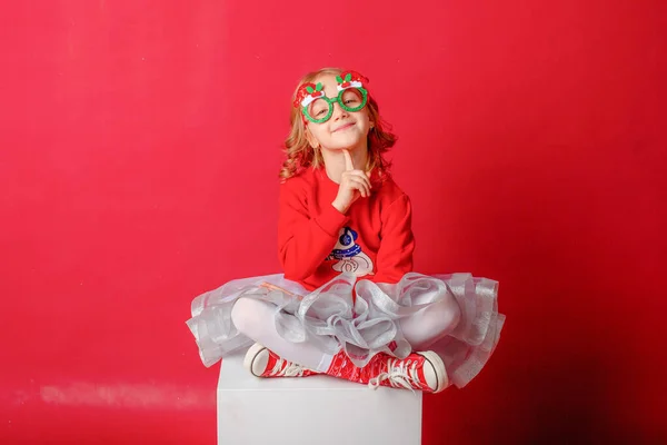 Niña Sobre Fondo Rojo Gafas Navidad Carnaval — Foto de Stock