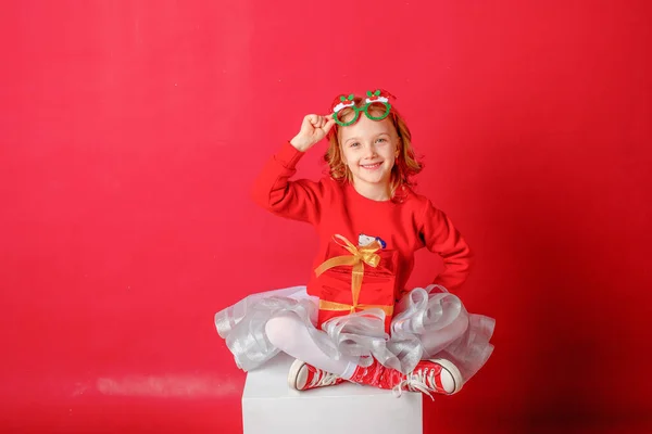 Niña Sobre Fondo Rojo Gafas Navidad Carnaval — Foto de Stock