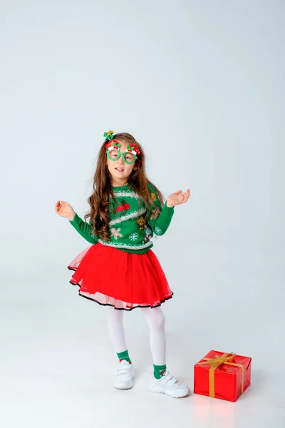 Poco Asiático Chica Carnaval Navidad Gafas Blanco Fondo — Foto de Stock