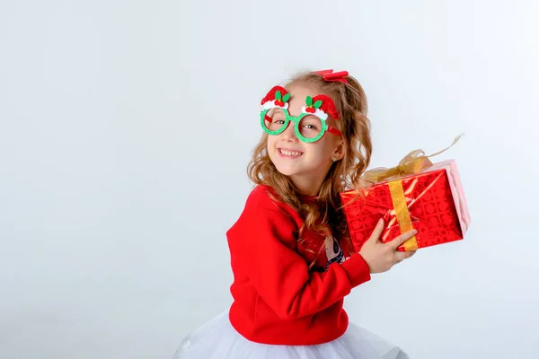 Kleines Mädchen Karneval Weihnachtsgläser Mit Geschenk Auf Weißem Hintergrund Stockbild