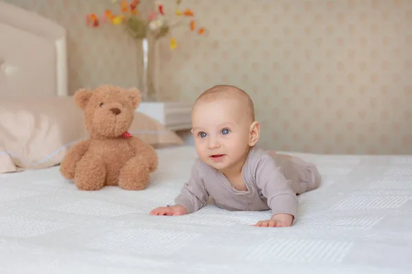 Ein Kleiner Junge Mit Einem Teddybär Liegt Auf Dem Bett — Stockfoto