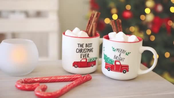 Tazze Natale Con Caffè Caldo Marshmallow Sullo Sfondo Delle Luci — Video Stock