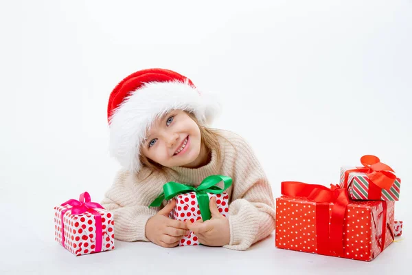 Schattig Klein Kind Santa Claus Hoed Met Dozen Van Geschenken Stockfoto