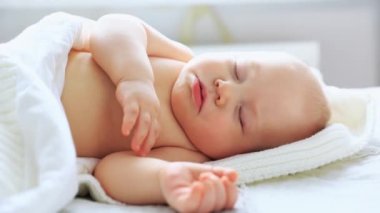 Bebeğim yatak odasında yatakta uyuyor.