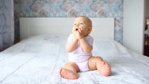 Bébé Garçon Est Assis Souriant Sur Lit Dans Chambre — Video