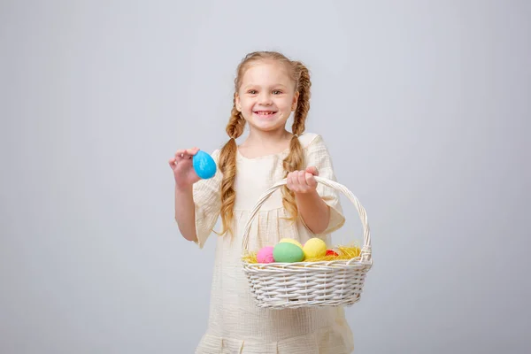 Una Niña Sostiene Una Cesta Con Huevos Pascua Sobre Fondo —  Fotos de Stock