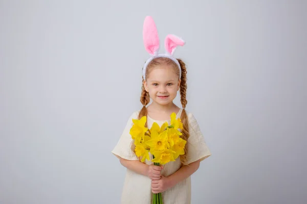 Cute Little Girl Bunny Ears Holds Bouquet Yellow Daffodil Flowers — Stok fotoğraf
