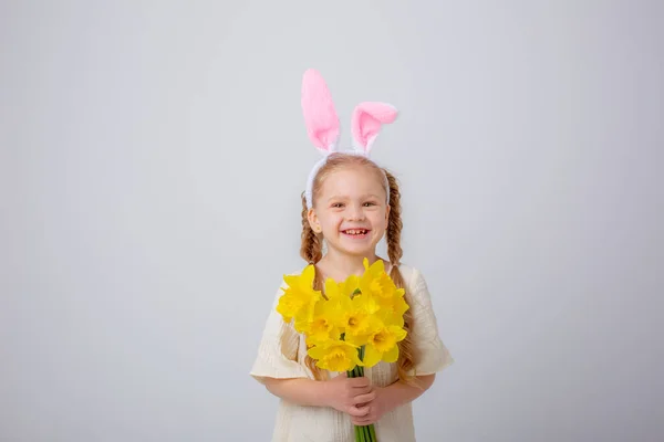 Cute Little Girl Bunny Ears Holds Bouquet Yellow Daffodil Flowers — Stock fotografie