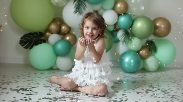 Menina Comemora Seu Aniversário Soprando Confete Fundo Dos Balões — Vídeo de Stock