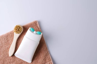 Krem masaj aleti, boyun için gençleştirici ve kolej kaybı, havlunun üzerindeki etkiyi kaldırmak ve deriyi temizlemek için fırça, seçici odak, uzayı kopyalamak.