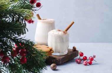 Kalın köpüklü, tarçınlı ve hafif arka planda zencefilli süt yumurtası içeceği, seçici odaklanma