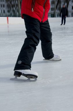 Bir çocuk paten kaymayı öğrenir. Bahçede çocuklar için kış sporları