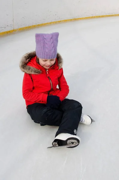 Schulmädchen Glücklich Nach Dem Schlittschuhlaufen Sitzt Auf Eis Weicher Selektiver — Stockfoto
