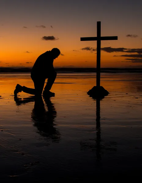 Kneeling Before The Cross — Stock Photo, Image