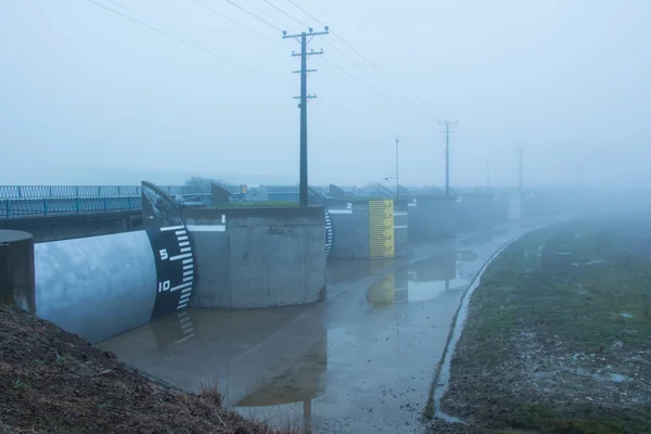 Cancelli di inondazione nebbia — Foto Stock