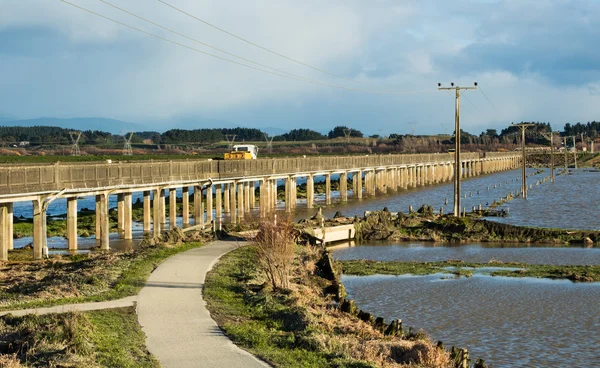 Whirokino tréteau au-dessus du canal de dérivation — Photo