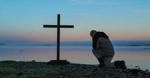 Świt modląc się mężczyzna — Zdjęcie stockowe
