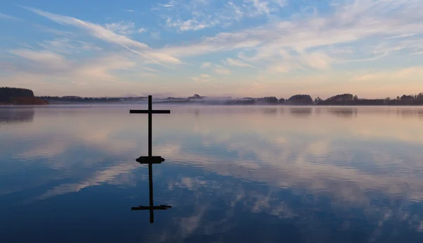 Jezioro krzyż odbicie — Zdjęcie stockowe
