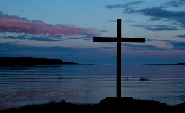 Waterside світанку хрест — стокове фото