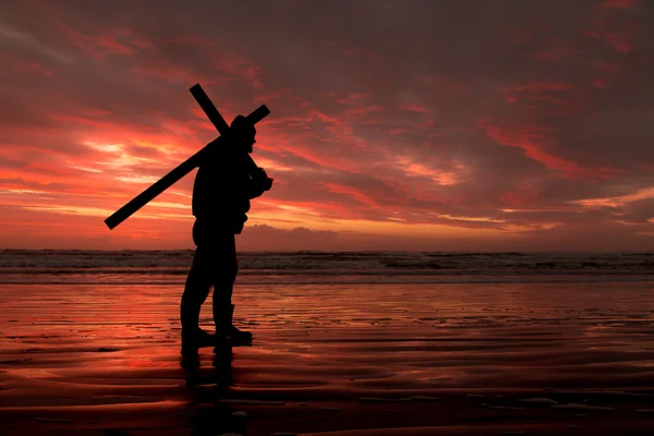 Rode zonsondergang Kruis dragen — Stockfoto