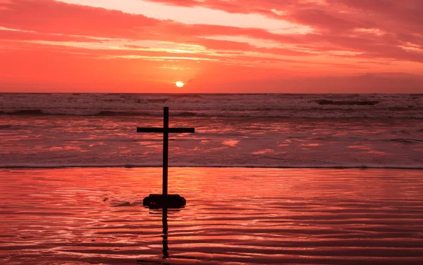 Röda solnedgången cross — Stockfoto