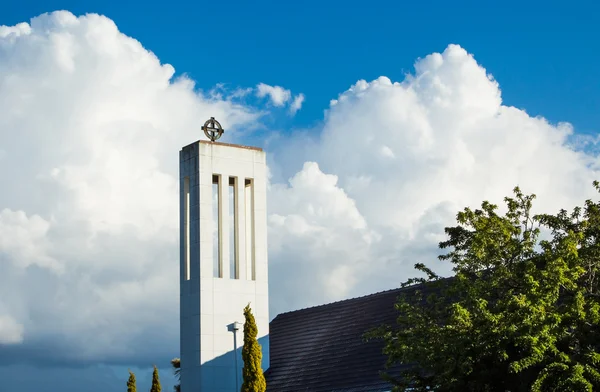 Uzun boylu kilise kule — Stok fotoğraf