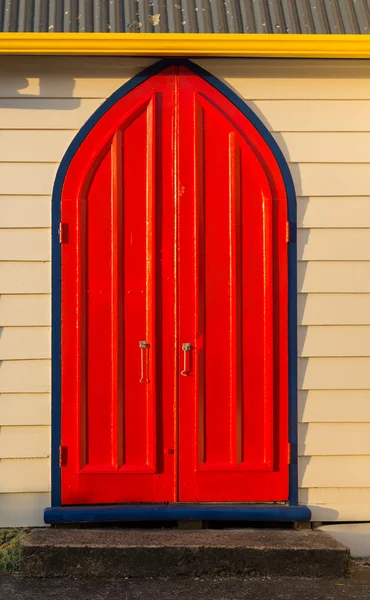 Červené dveře kostela — Stock fotografie