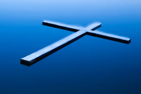 Glühendes Wasserkreuz — Stockfoto