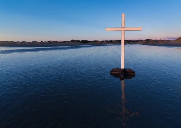 Croix blanche sur l'eau — Stock fotografie