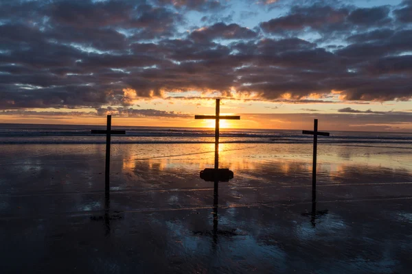 Sonnenuntergang drei Kreuz — Stockfoto