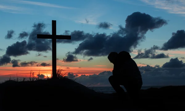 Zonsondergang biddende man kruis — Stockfoto